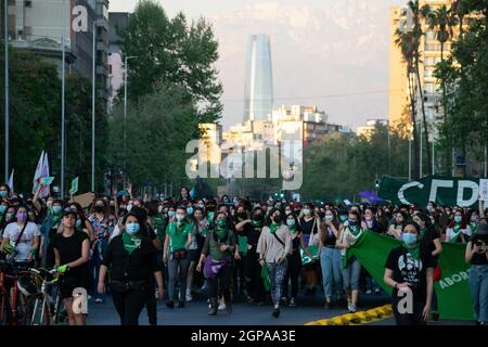 Santiago, Metropolitana, Chili. 28 septembre 2021. Des manifestants participent à un rassemblement à la Journée mondiale d'action pour l'avortement légal et sûr à Santiago, au Chili. Ce matin à Santiago, dans l'ancien Congrès national, la Chambre des députés a approuvé la dépénalisation de l'avortement, Il doit donc maintenant aller à la Commission pour les femmes et l'équité entre les sexes et être ensuite revoté à la Chambre des députés, avant de passer au Sénat. Le projet de loi fait encore face à un long processus avant qu'il ne devienne loi. (Credit image: © Matias Basualdo/ZUMA Press Wire) Banque D'Images