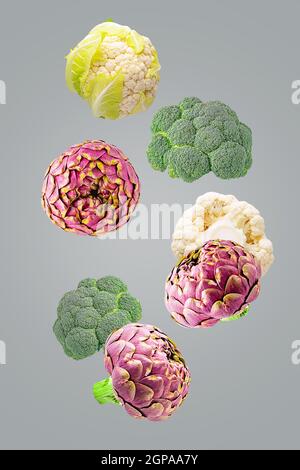 Légumes isolés. Sept mélanges de brocoli, d'artichauts et de chou-fleur tombant isolat sur le gris ultime avec le chemin de coupure comme l'el de conception d'emballage Banque D'Images