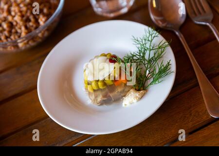 Galantine de viande avec légumes, plat russe populaire Banque D'Images