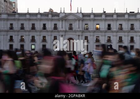 Santiago, Metropolitana, Chili. 28 septembre 2021. Des manifestants participent à un rassemblement à la Journée mondiale d'action pour l'avortement légal et sûr à Santiago, au Chili. Ce matin à Santiago, dans l'ancien Congrès national, la Chambre des députés a approuvé la dépénalisation de l'avortement, Il doit donc maintenant aller à la Commission pour les femmes et l'équité entre les sexes et être ensuite revoté à la Chambre des députés, avant de passer au Sénat. Le projet de loi fait encore face à un long processus avant qu'il ne devienne loi. (Credit image: © Matias Basualdo/ZUMA Press Wire) Banque D'Images