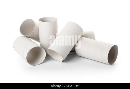 Tas de tubes de rouleau de toilettes en carton vide sur fond blanc Banque D'Images