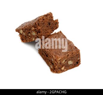 deux tranches de tarte au chocolat au chocolat isolées sur fond blanc, gros plan Banque D'Images