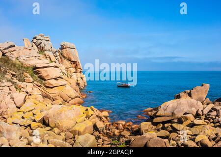 Côte de l'océan Atlantique en Bretagne près de Perros-Guirec, France. Banque D'Images