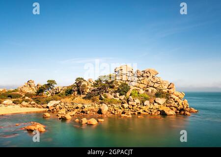 Côte de l'océan Atlantique en Bretagne près de Perros-Guirec, France. Banque D'Images