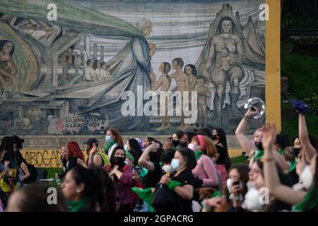 Santiago, Metropolitana, Chili. 28 septembre 2021. Des manifestants participent à un rassemblement à la Journée mondiale d'action pour l'avortement légal et sûr à Santiago, au Chili. Ce matin à Santiago, dans l'ancien Congrès national, la Chambre des députés a approuvé la dépénalisation de l'avortement, Il doit donc maintenant aller à la Commission pour les femmes et l'équité entre les sexes et être ensuite revoté à la Chambre des députés, avant de passer au Sénat. Le projet de loi fait encore face à un long processus avant qu'il ne devienne loi. (Credit image: © Matias Basualdo/ZUMA Press Wire) Banque D'Images