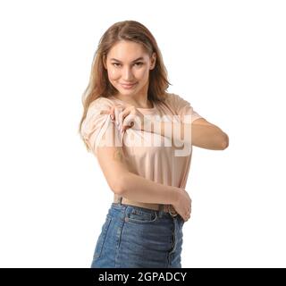 Jeune femme avec patch médical appliqué sur fond blanc Banque D'Images