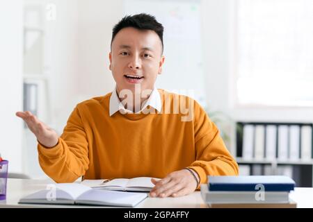 Professeur d'Asie menant une leçon en classe Banque D'Images