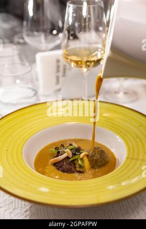 Boulettes de viande et jarret de porc servis avec une soupe à la crème Banque D'Images