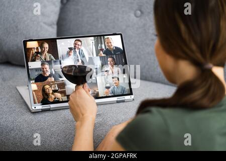 Dîner-dégustation de vin virtuel en ligne sur ordinateur portable Banque D'Images