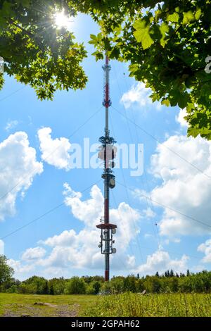 L'émetteur Kreuzberg de 227 mètres de haut est un émetteur sur le Kreuzberg de 927.8 mètres de haut, dans le quartier bavarois de Rhön-Grabfeld dans l'allemand l Banque D'Images