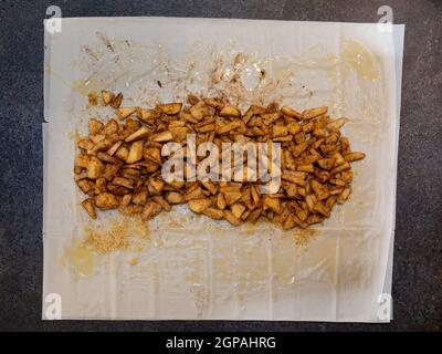 Fabrication d'apfelstrudel. Préparation et cuisson d'une tarte traditionnelle autrichienne aux pommes. Pommes fraîches à la cannelle dans la pâte Banque D'Images