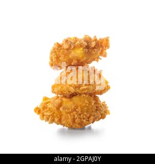 Poulet au pop-corn frit sur fond blanc Banque D'Images