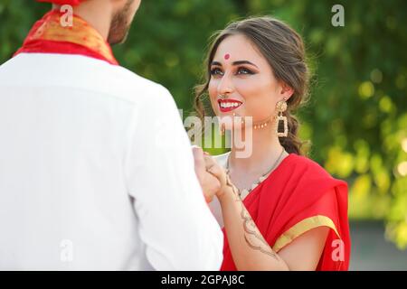 Magnifique couple de mariage indien le jour d'été Banque D'Images