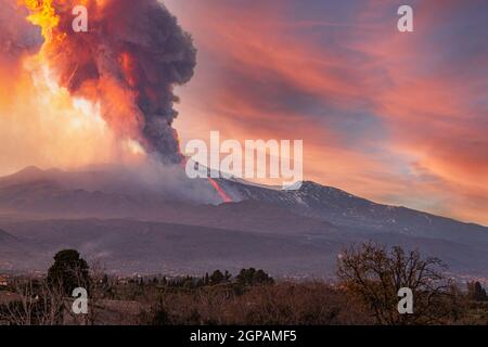 Vue d'ensemble du volcan Etna pendant l'éruption de 16 Février 2020 Banque D'Images