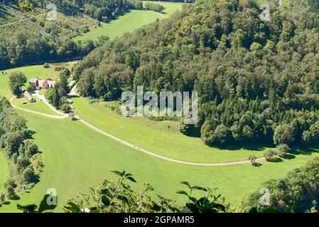 Vue aérienne du sentier cyclable dans la vallée du Donau près d'Imdorf, Baden Wuttenberg, Allemagne Banque D'Images