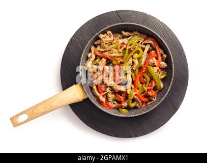 Poêle avec savoureuse cuisine mexicaine traditionnelle Fajita sur fond blanc Banque D'Images