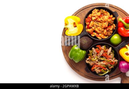 Poêles à frire avec savoureuses fajita mexicaines traditionnelles sur fond blanc Banque D'Images