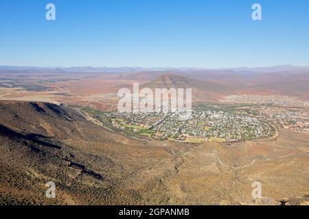 Vue imprenable sur la ville de Graaff-Reinet dans l'aride région de karoo en Afrique du Sud Banque D'Images