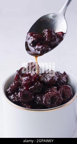 jarre ou bale de confiture de pomme rose ou de confiture de jambu avec une cuillère isolée sur fond blanc, confiture faite de fruits de cloche ou de pomme de cire, nourriture sri lankan Banque D'Images