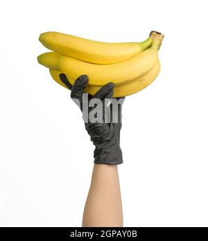 la main femelle contient un bouquet de bananes mûres jaunes sur fond blanc, délicieux fruits Banque D'Images