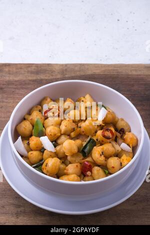 plat de pois chiches cuits ou de grammes, également connu sous le nom de haricots garbanzo ou de pois égyptiens bouillis et trempés avec de l'huile et de la noix de coco, plat végétarien sain Banque D'Images