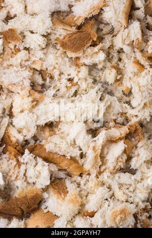 préparation de la chapelure, séchage des morceaux de pain restant émiettés avant qu'ils ne soient poudrés pour servir de revêtement pour les aliments frits croustillants, le fond de la nourriture, la texture Banque D'Images