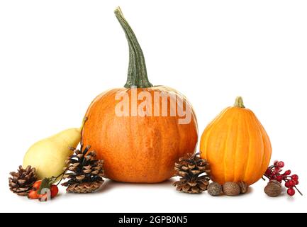 Composition d'automne avec citrouilles et poires sur fond blanc Banque D'Images