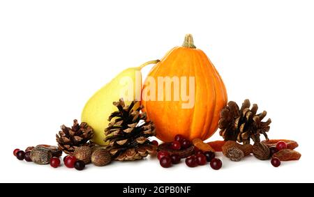 Composition d'automne avec citrouille et poire sur fond blanc Banque D'Images