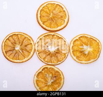 Tranches d'orange séchées. Fruits croustillants déshydratés pour la décoration de plats pour boissons, desserts et cocktails. Banque D'Images