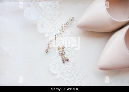 Bel ensemble d'accessoires de mariage. Matin de la mariée. Chaussures blanches. Banque D'Images