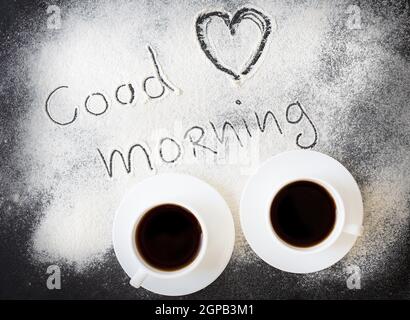 inscription du matin sur le plateau avec farine et deux tasses de café. carte de saint-valentin Banque D'Images