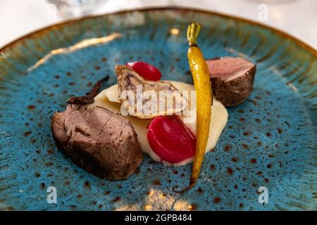 Médaillons de porc avec purée de pommes de terre servis dans le restaurant gastronomique Banque D'Images