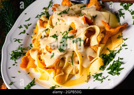 Tagliatelle avec chanterelles fraîches dans une sauce aux champignons Banque D'Images