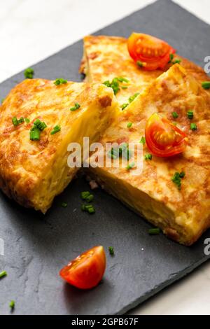 Tortilla espagnole avec tomates et ciboulette Banque D'Images