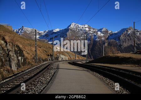 Vue depuis l'Alp Grum, rail courbe du chemin de fer de la Bernina Banque D'Images