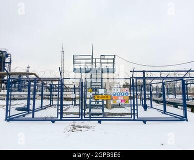 Capacité avec du méthanol. L'anti-condensation dans le pipeline, l'installation de mesure de capacité et clôturé. Banque D'Images