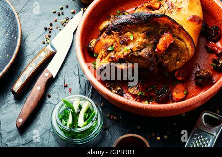 Cuisine allemande plat de viande de porc et porte-jarret de porc.Eisbein ou schweinshaxe Banque D'Images