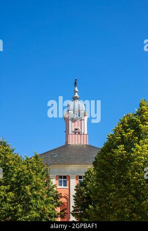 Hôtel de ville historique avec des arbres en Templin, Allemagne. Banque D'Images