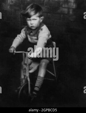 1948 c. , GRANDE-BRETAGNE : le célèbre chanteur et compositeur britannique Glam Rock Star BRYAN FERRY ( né le 26 septembre 1945 ) quand était jeune garçon de 3 ans . Photographe inconnu. - HISTOIRE - FOTO STORICHE - TRICICLO - Personalità da bambini giovani da giovane - personnalités quand était jeune - GLAM ROCK - INFANZIA - ENFANCE - ENFANT - ENFANTS - jouet - giocatolo - gioco - jouer - TRICYCLE - MUSIQUE POP - MUSICA - cantante - COMPOSITORE - ROCK STAR --- ARCHIVIO GBB Banque D'Images