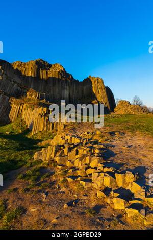 Structures polygonales de colonnes de basalte, monument naturel Panska skala près de Kamenicky Senov, République tchèque Banque D'Images