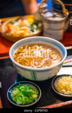 Nouilles soba traditionnelles de style Kyoto dans un restaurant japonais Banque D'Images