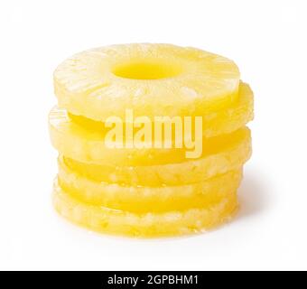 Tranches d'ananas placées sur un fond blanc. Contenu d'une boîte d'ananas. Banque D'Images