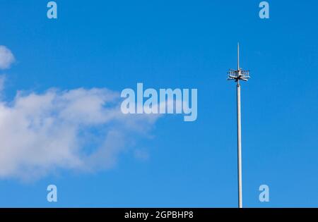 Tige d'éclairage PDC avec émission Early Streamer. Ciel bleu avec arrière-plan de nuage de fermeture Banque D'Images