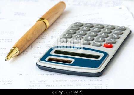 La comptabilité financière avec la calculatrice et données comptables. Vue rapprochée Banque D'Images