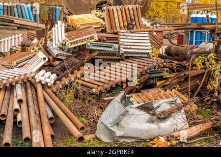 Les déchets de ferraille est stocké dans un chantier de recyclage en attente d'être fondus pour fabriquer de nouveaux produits Banque D'Images