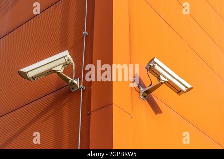 Deux caméras de surveillance sur le cône de l'édifice moderne Banque D'Images