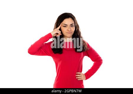 Adorable jeune fille avec chandail rouge isolé sur un blanc arrière-plan Banque D'Images