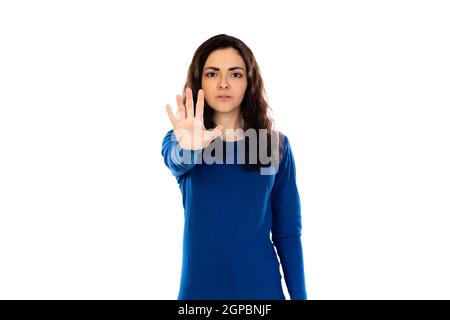 Adorable jeune fille avec chandail bleu isolé sur un blanc arrière-plan Banque D'Images