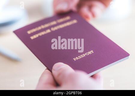 Gros plan des doigts portant un passeport pour voyager, aéroport, « passeport » Banque D'Images