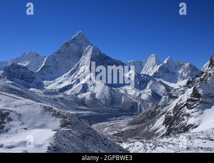 Populaire sommet d'escalade Ama Dablam. Banque D'Images